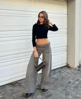 Pantalón wide leg color gris con bolsillos laterales y costuras verticales al frente.
