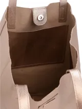 Bolso tipo tote bag color rosa metalizado, con doble asa de hombro y bolsillo lateral.