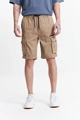 Bermuda cargo color beige con cintura elastizada, bolsillos cargo laterales y pasacinto. Confeccionada en algodón y spandex.