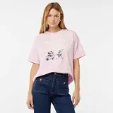 Camiseta rosa de manga corta con cuello redondo y estampado de Mickey Mouse y Goofy con la frase "Take to the fields".
