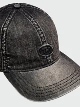 Gorra de béisbol Diesel modelo C-Gable, color negro con efecto lavado. Presenta logo ovalado de la marca bordado en el frente y visera curva.