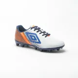 Championes de fútbol Umbro ILLUSION, color blanco con detalles en azul y naranja.