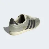 Championes Adidas Japan plateados con detalles en negro y suela color crema.