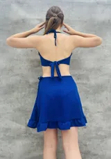 Pollera roja tipo pareo con volados, ajustable para mayor comodidad.