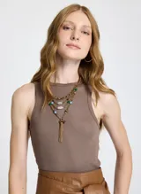 Musculosa color moca de punto rib, con cuello redondo y tirantes anchos. Corte ajustado.