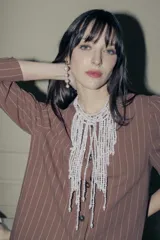 Collar corto con múltiples hilos de cuentas blancas que caen en cascada.