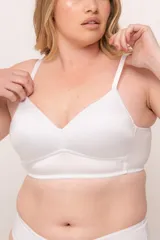 Soutien blanco con copa armada, sin aro, confeccionado en lycra. Breteles elásticos regulables, base ancha para mejor sujeción, escote medio/alto y broches en espalda reforzados regulables.