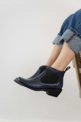 Botas Chelsea de cuero color marrón oscuro, con paneles laterales elásticos en marrón y suela de goma.