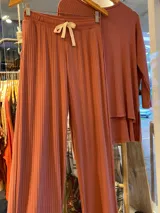 Pantalón palazzo color ladrillo, de morley de viscosa, con cintura elastizada y cordón blanco ajustable.