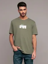 Remera verde militar de algodón, con cuello redondo y logo de Calvin Klein estampado en el pecho dentro de un recuadro blanco.