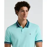 Polo celeste con cuello clásico y mangas cortas con ribete a rayas azul marino y blanco.