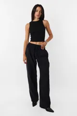 Crop top negro al cuerpo sin mangas de morley de algodón, con detalle de collareta en mangas y cuello, terminación de ruedo recto.