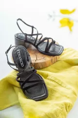 Sandalias negras de cuero con tiras finas, puntera cuadrada y tacón bloque.
