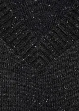 Chaleco de punto gris con cuello en pico y diseño sin mangas.