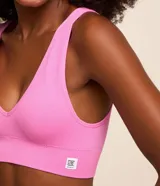 Soutien top color rosado con textura acanalada, copas desmontables y sin costuras.