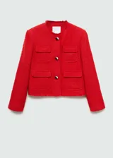 Chaqueta roja de tweed con cuello redondo, cierre frontal con botones metálicos y cuatro bolsillos de parche.