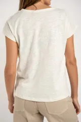 Remera color crudo de algodón peinado con cuello en V y mangas cortas.