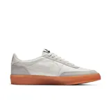 Championes Nike Killshot 2 Leather color crema con detalles en gris y suela color caramelo.