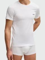 Remera blanca de algodón con cuello redondo y logo bordado en el pecho. Corte clásico.