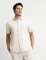 Bermuda de lino azul marino, corte recto y largo a la rodilla.