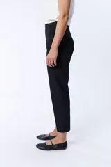 Pantalón de vestir negro de corte recto, con bolsillos laterales y traseros.