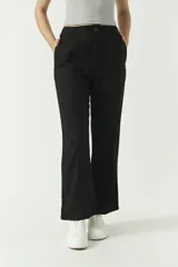 Pantalón negro de algodón y lino, con corte recto y bolsillos laterales.