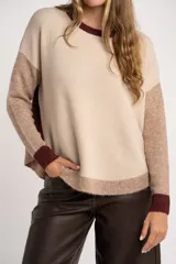 Sweater de punto con diseño color block en tonos beige, marrón y bordeaux.