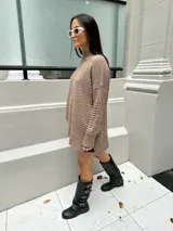 Sweater tejido negro con cuello alto.