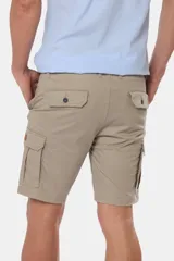 Bermuda cargo azul confeccionada en 98% algodón y 2% spandex.