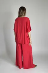 Conjunto de pantalón palazzo rojo con cintura elastizada y remerón rojo de mangas cortas.