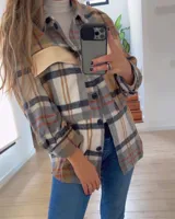 Sobrecamisa de viyela de cuadros con detalles de cuero, botones frontales y diseño holgado.