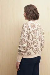 Sweater de algodón tejido en jacquard con diseño floral y de aves. Cuello redondo, puños y ruedo acanalados.