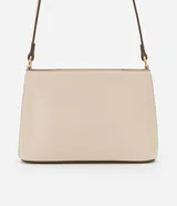 Cartera bandolera pequeña color crema, confeccionada en material sintético con cierre de cremallera y asa larga regulable.