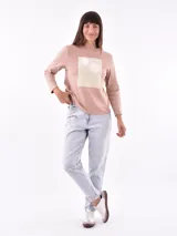 Remera blanca de manga larga con estampa rectangular dorada con diseño animal print y texto 'Fearless, fierce & fabulous'.