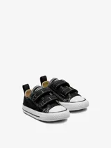Zapatillas urbanas Converse Chuck Taylor All Star de caña baja, color negro con suela blanca y cierre con tres tiras de velcro.
