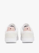 Zapatillas blancas de corte bajo con exterior de ante y paneles con mezcla de texturas. Presentan monograma TH tonal bordado en el lateral y logo de Tommy Hilfiger bordado en la parte trasera.
