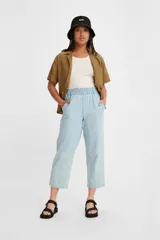 Pantalón de jean celeste con cintura elastizada y corte cropped.