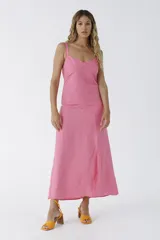 Vestido midi rosado de lino con breteles finos y tajo lateral.