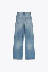 Pantalón de jean azul oscuro, de tiro alto, corte wide leg y largo hasta el tobillo.