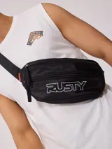 Riñonera negra marca Rusty con logo blanco estampado en el frente.
