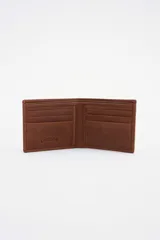 Billetera de cuero color negro con bajo relieve de la marca. Interior con múltiples compartimentos y forro de algodón en los bolsillos.