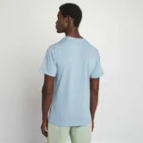 Remera de hombre color celeste, de corte slim fit y cuello redondo.