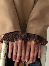 Par de mitones blancos tejidos a crochet con diseño calado.