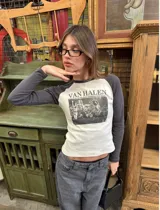 Remera blanca con mangas largas grises, con estampado frontal de la banda de rock Van Halen.
