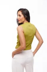 Musculosa verde lima con cuello alto y textura acanalada.