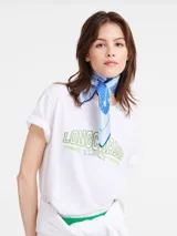 Pañuelo cuadrado de seda color celeste con estampado geométrico en azul y verde.