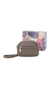 Monedero negro de simil cuero con correa para la mano, diseño práctico y compacto. Bolsillo principal con doble cierre, y un bolsillo frontal pequeño para llevar monedas.