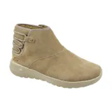 Bota tobillera casual Skechers On The GO Joy - Aglow color beige, con tecnología GOwalk Joy, media suela 5GEN, plantilla Air Cooled Goga Mat, panel trasero con cordones elásticos y ribete de pelo sintético suave.