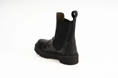 Bota Chelsea de cuero negro con elásticos laterales, suela track y tirador trasero. Diseño artesanal de producción local.