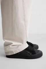 Zapatillas de skate negras con detalles en denim y cuero serraje.